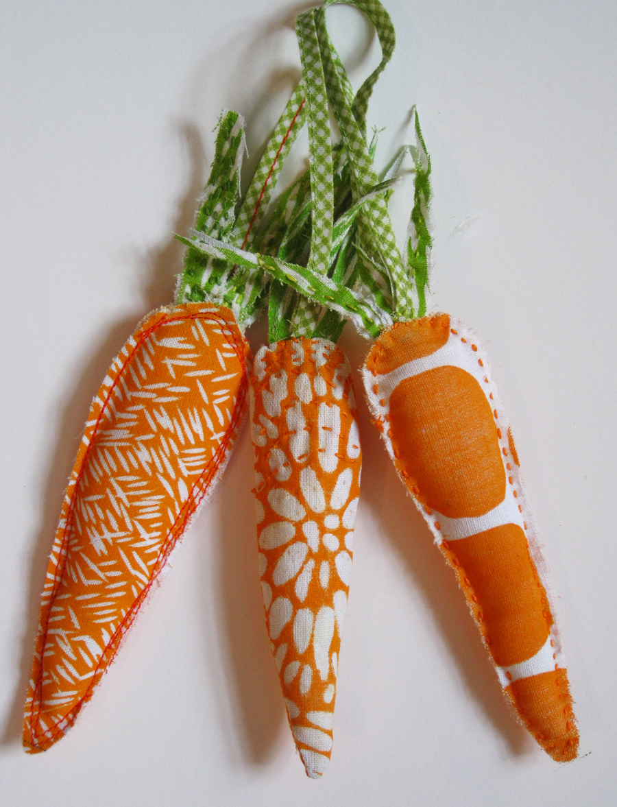 Вязаная морковка. Пасхальный декор морковки из ткани. Морковь украшение. Салфетки морковь. Свяжи морковки в пучки